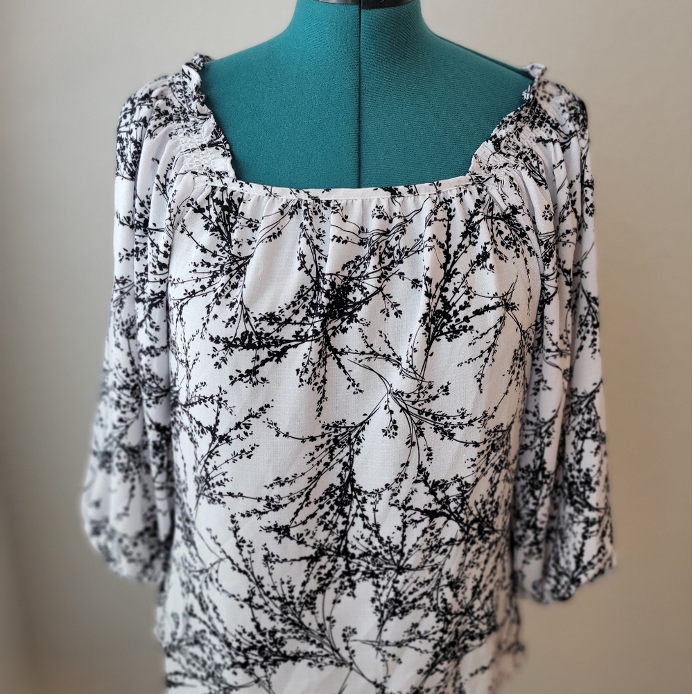 Adrienne Vittadini Woman Smocked Shoulder 34 S Scattered Sprigs BlackWhite M